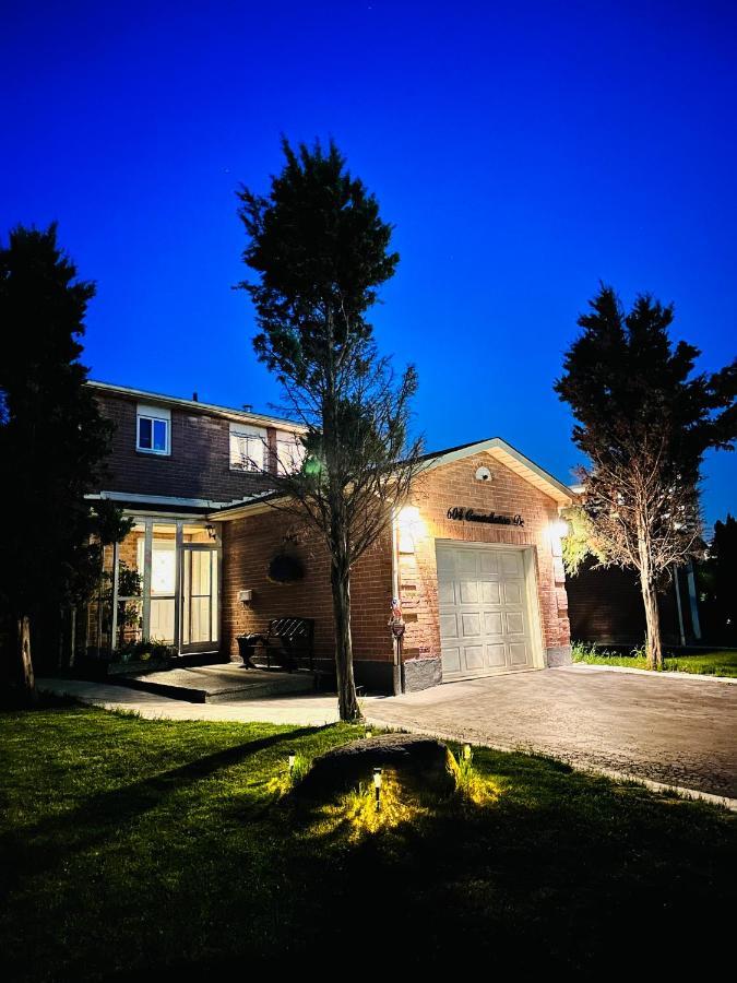 Luxury Homestay In Mississauga Near Square One Mall & Pearson Airport Kültér fotó